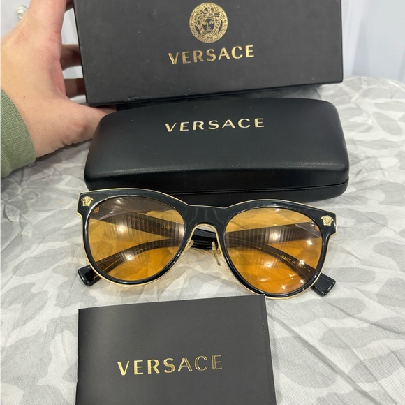 Versace sunglasseses with glasses case, and box - Picture 8 of 9